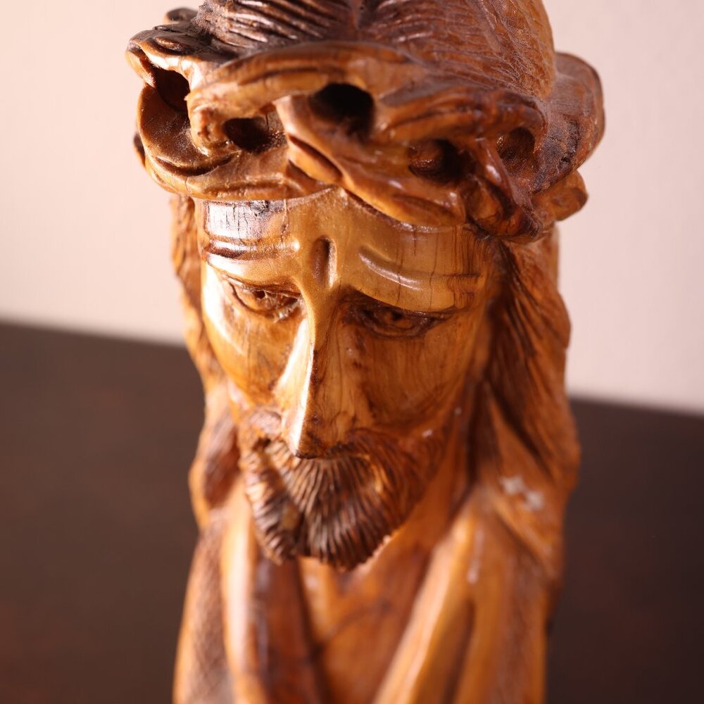 Vintage carving of Jesus Christ in Wood - Picture 4 of 13